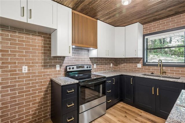 6708 N Broadway Street, Kansas City, MO 64118
