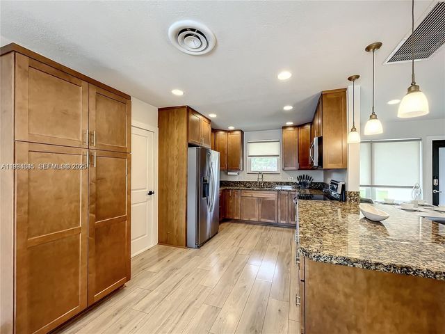 5880 SW 13th St, Plantation, FL 33317