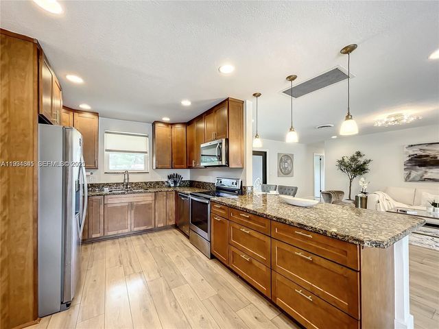 5880 SW 13th St, Plantation, FL 33317