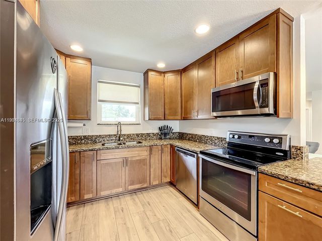 5880 SW 13th St, Plantation, FL 33317