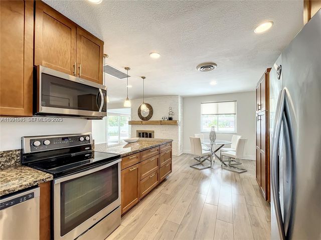 5880 SW 13th St, Plantation, FL 33317