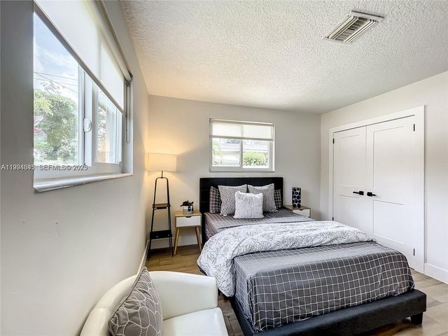 5880 SW 13th St, Plantation, FL 33317