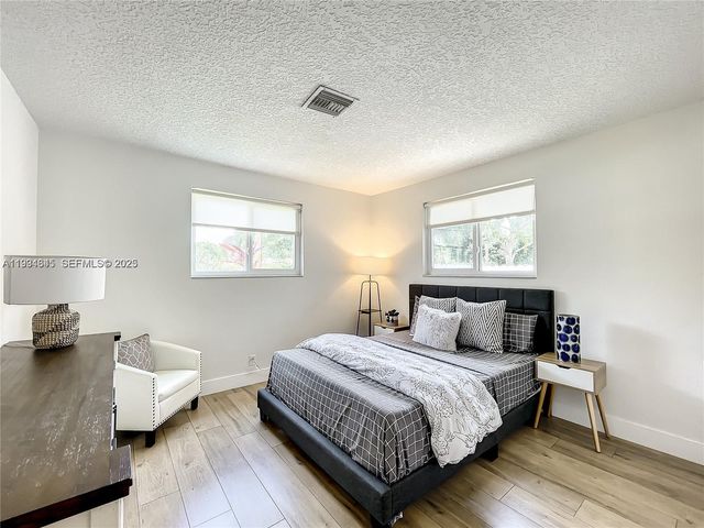 5880 SW 13th St, Plantation, FL 33317