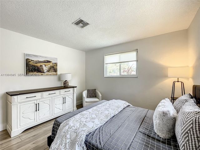 5880 SW 13th St, Plantation, FL 33317