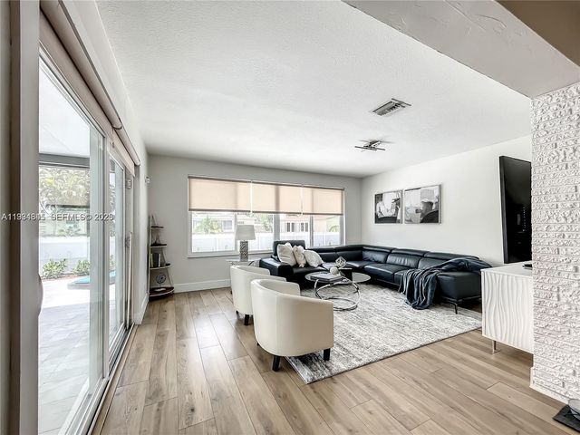 5880 SW 13th St, Plantation, FL 33317