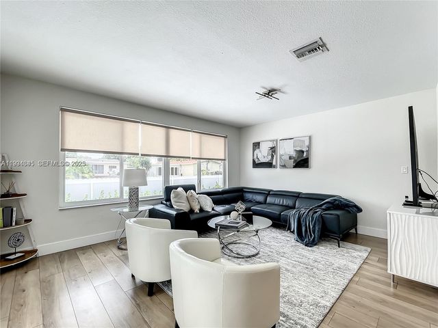 5880 SW 13th St, Plantation, FL 33317