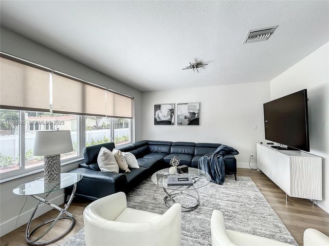 5880 SW 13th St, Plantation, FL 33317