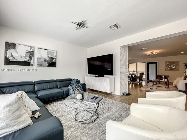 5880 SW 13th St, Plantation, FL 33317