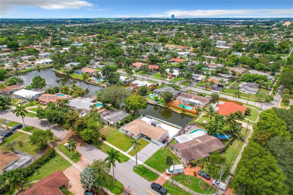 5880 SW 13th St, Plantation, FL 33317