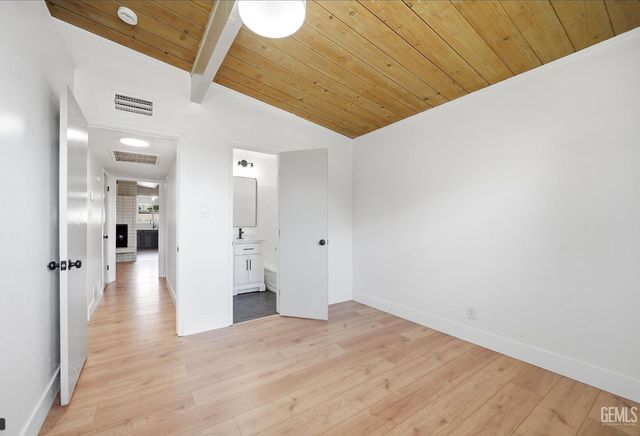 3025 Peerless Avenue, Bakersfield, CA 93308
