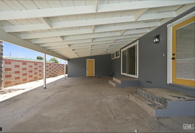 3025 Peerless Avenue, Bakersfield, CA 93308