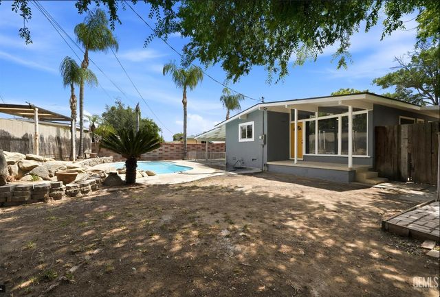 3025 Peerless Avenue, Bakersfield, CA 93308