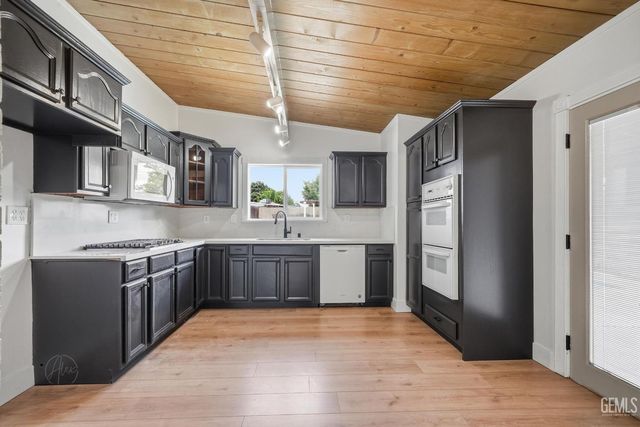 3025 Peerless Avenue, Bakersfield, CA 93308