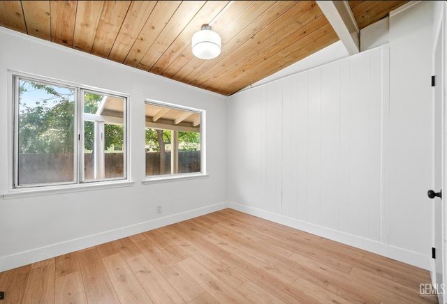 3025 Peerless Avenue, Bakersfield, CA 93308