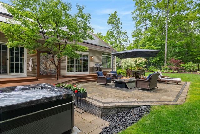 23 Crest Circle, Smithfield, RI 02917