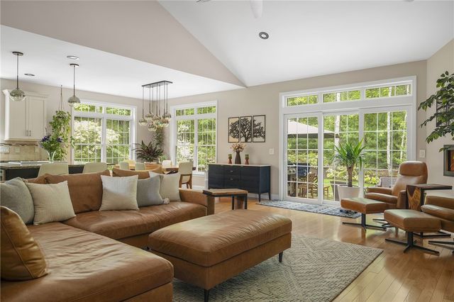 23 Crest Circle, Smithfield, RI 02917