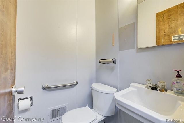 26095 W 6 Mile Road, Redford, MI 48240