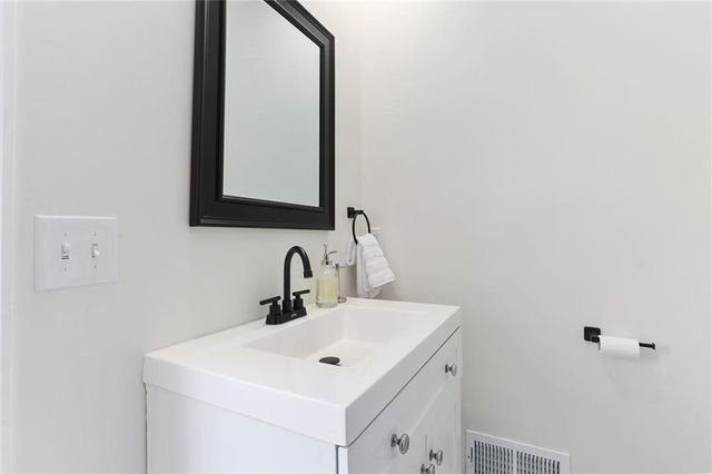 15207 S NAVAHO Drive, Olathe, KS 66062