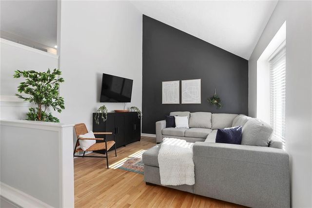 15207 S NAVAHO Drive, Olathe, KS 66062