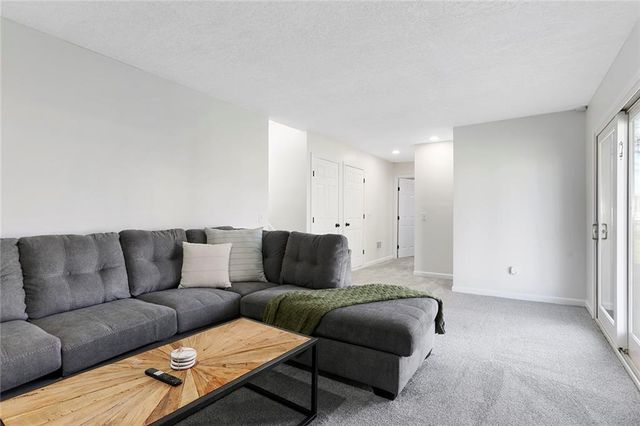 15207 S NAVAHO Drive, Olathe, KS 66062