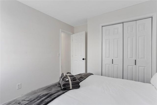 15207 S NAVAHO Drive, Olathe, KS 66062