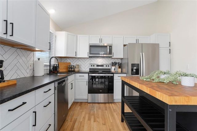 15207 S NAVAHO Drive, Olathe, KS 66062