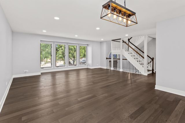 933 W Essex Place, Arlington Heights, IL 60004