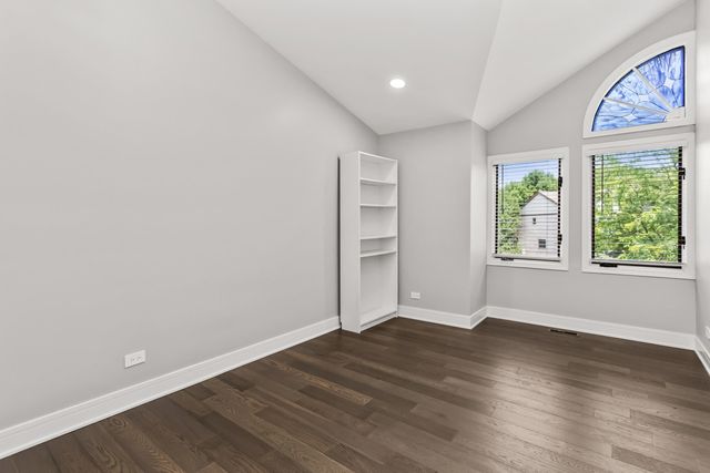 933 W Essex Place, Arlington Heights, IL 60004