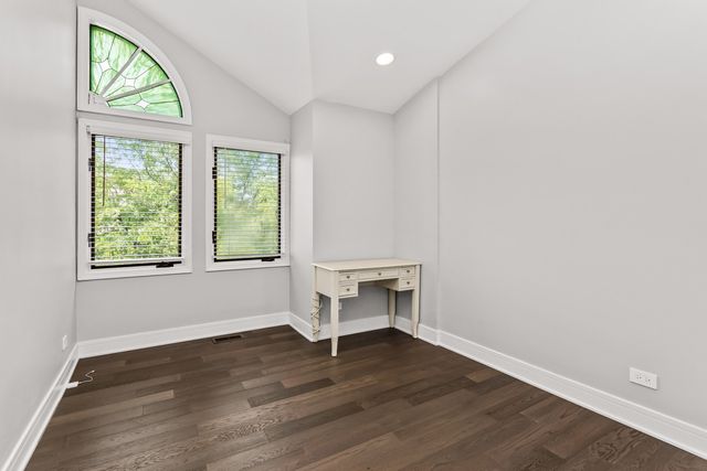 933 W Essex Place, Arlington Heights, IL 60004