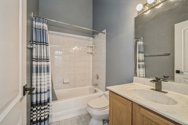 933 W Essex Place, Arlington Heights, IL 60004
