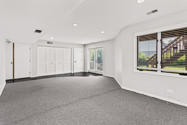 933 W Essex Place, Arlington Heights, IL 60004