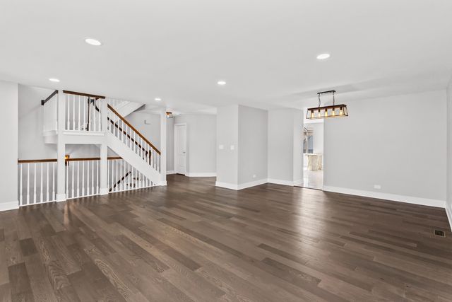 933 W Essex Place, Arlington Heights, IL 60004