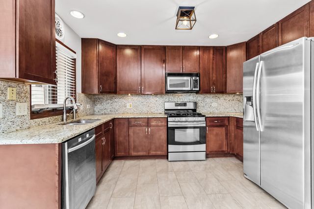 933 W Essex Place, Arlington Heights, IL 60004