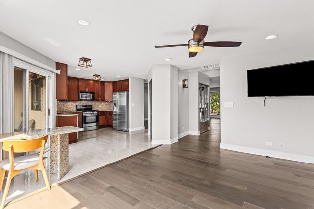 933 W Essex Place, Arlington Heights, IL 60004