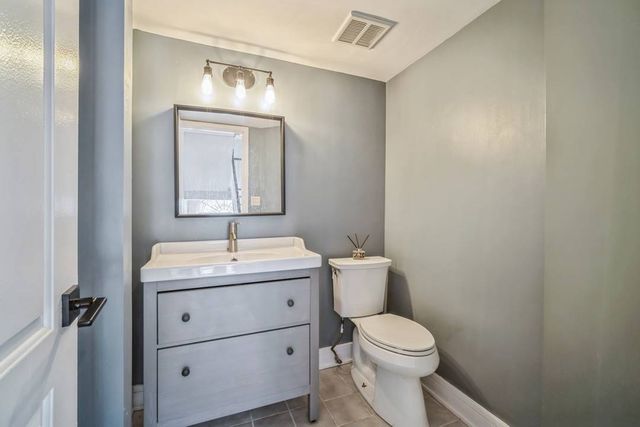 933 W Essex Place, Arlington Heights, IL 60004