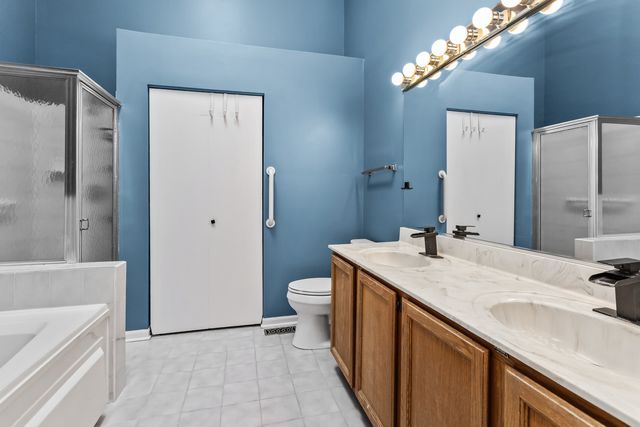 933 W Essex Place, Arlington Heights, IL 60004