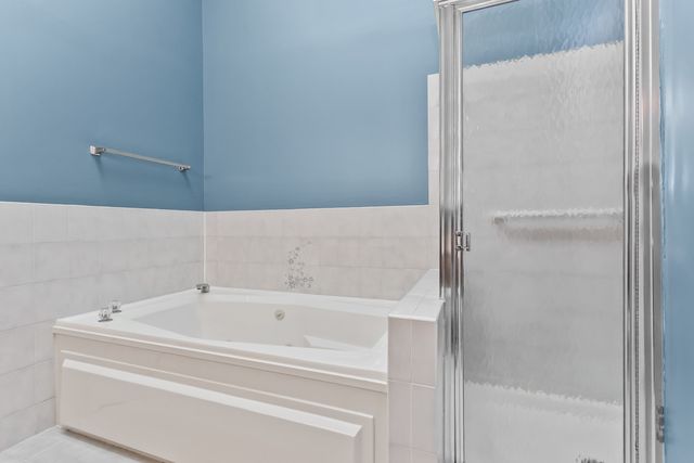 933 W Essex Place, Arlington Heights, IL 60004