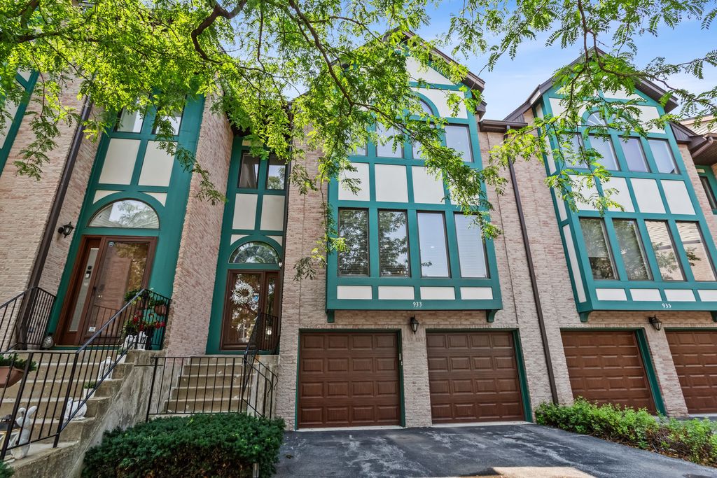 933 W Essex Place, Arlington Heights, IL 60004