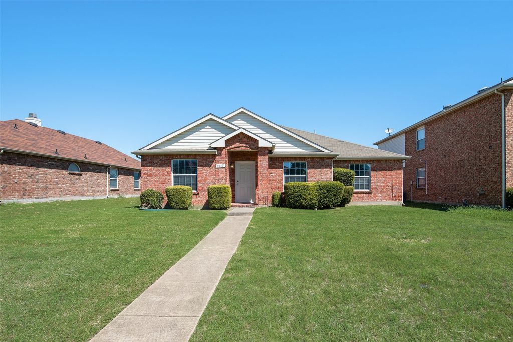 1217 Spring Water Drive, Lancaster, TX 75134