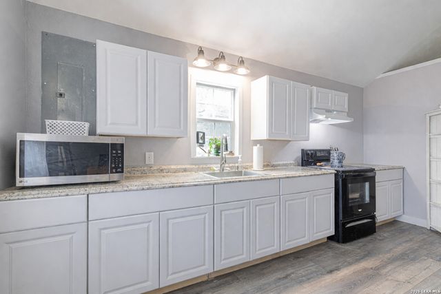 1353 Brushy Creek Dr, Lakehills, TX 78063