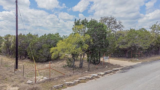 1353 Brushy Creek Dr, Lakehills, TX 78063