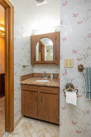 6090 Big Creek Pky, Parma Heights, OH 44130