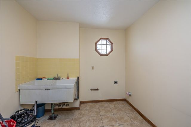 6090 Big Creek Pky, Parma Heights, OH 44130