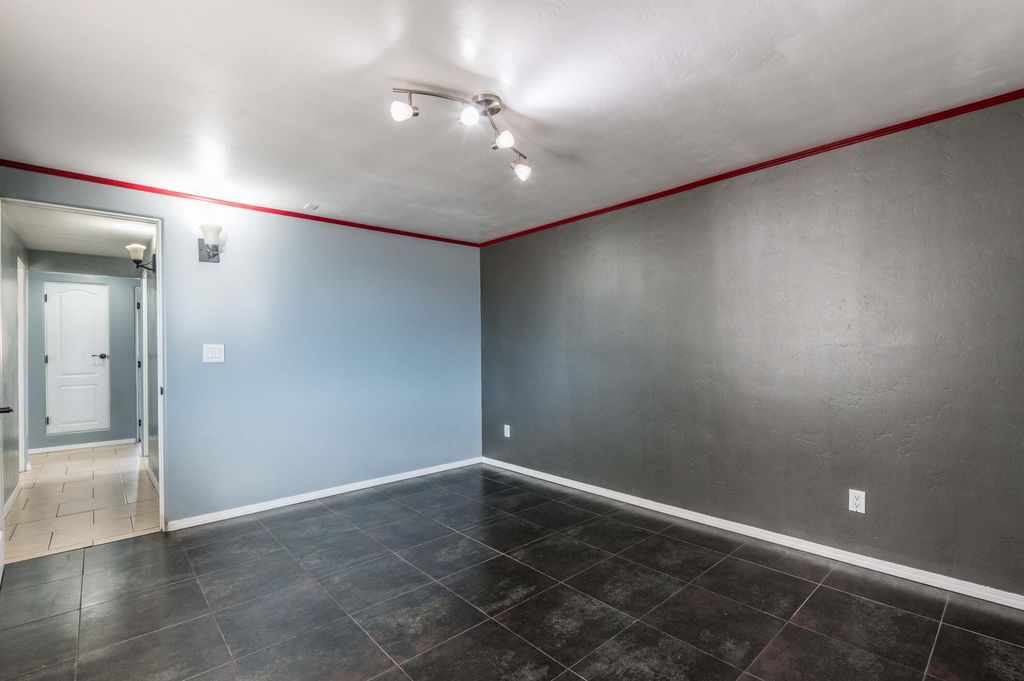 Image 11 of property listing at 1528 55th Street NW, Albuquerque, NM 87105