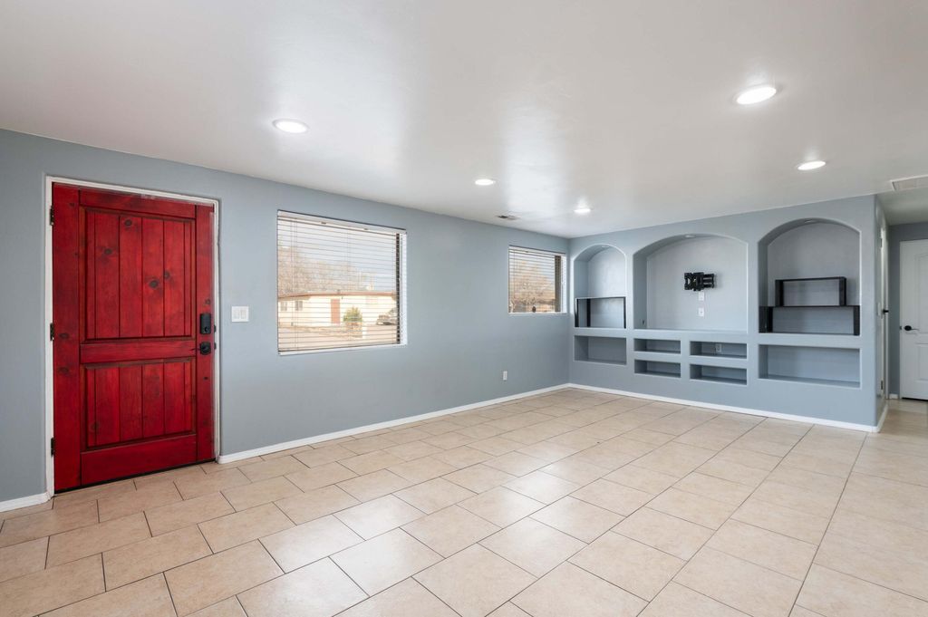 Image 3 of property listing at 1528 55th Street NW, Albuquerque, NM 87105