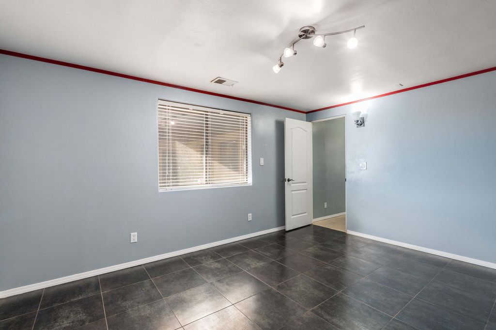 Image 8 of property listing at 1528 55th Street NW, Albuquerque, NM 87105