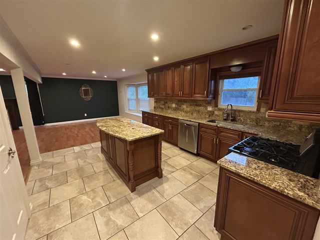 38647 Meeting House Lane, Livonia, MI 48154