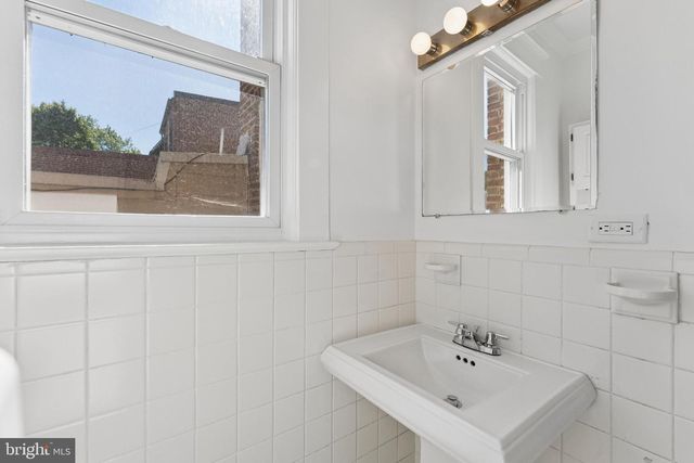 916 EAST CAPITOL ST NE, Washington, DC 20003