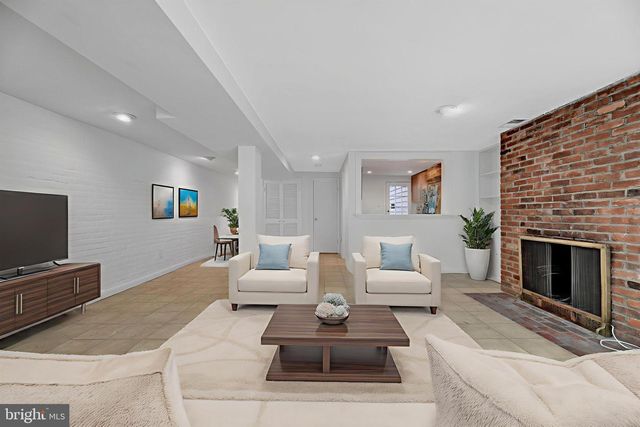 916 EAST CAPITOL ST NE, Washington, DC 20003