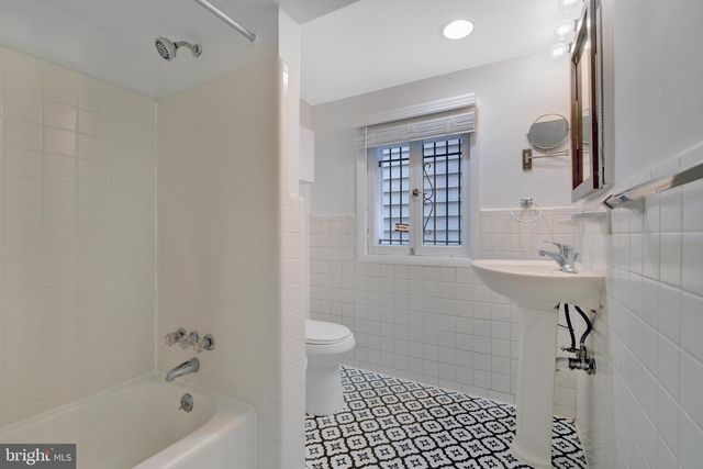 916 EAST CAPITOL ST NE, Washington, DC 20003